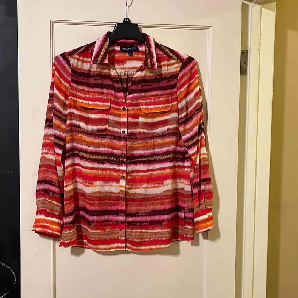 Size medium. Jones New York button up blouse. Good condition